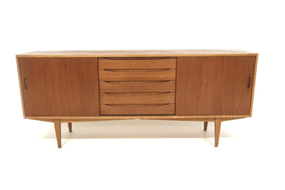 Sideboard svedese anni '60 in teak, vista frontale con ante scorrevoli chiuse e cassetti centrali