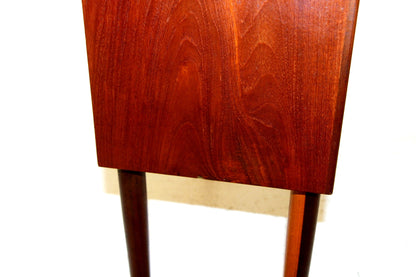 Comodino design danese vintage anni 60 [sw19082] misure L.59 H.66 P.31